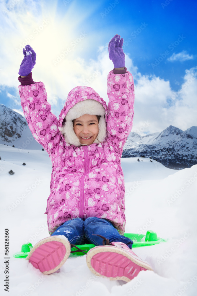 阳光明媚，快乐的孩子坐在雪橇上