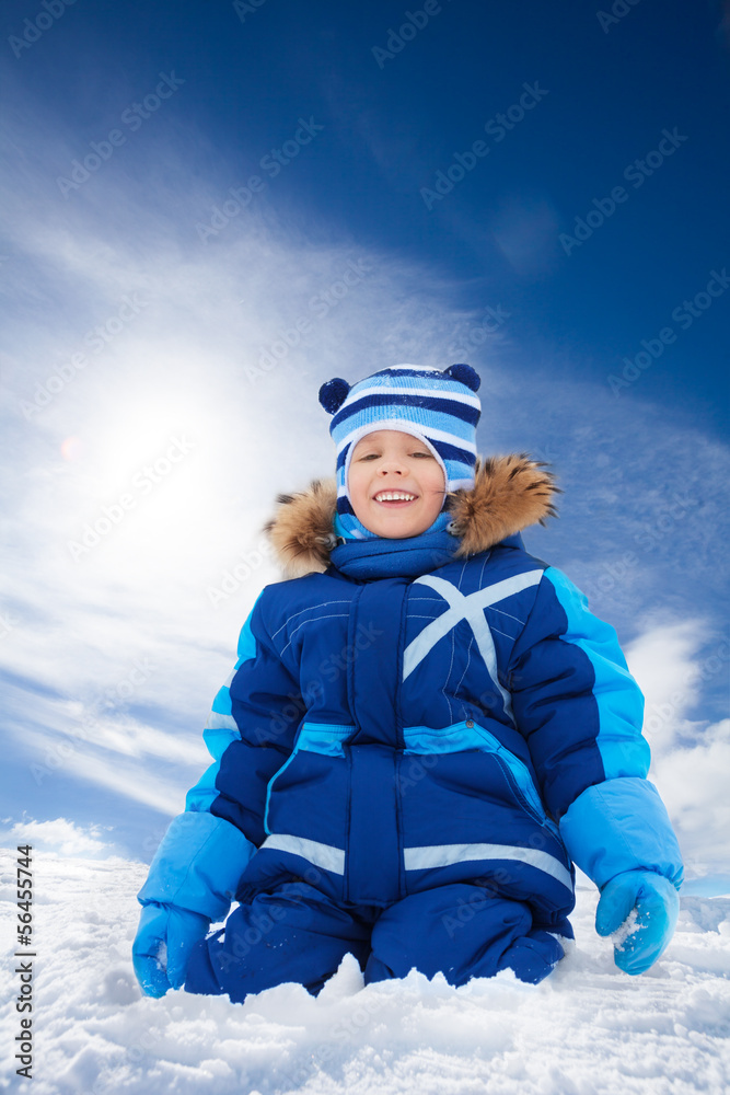 雪地里快乐的5岁男孩