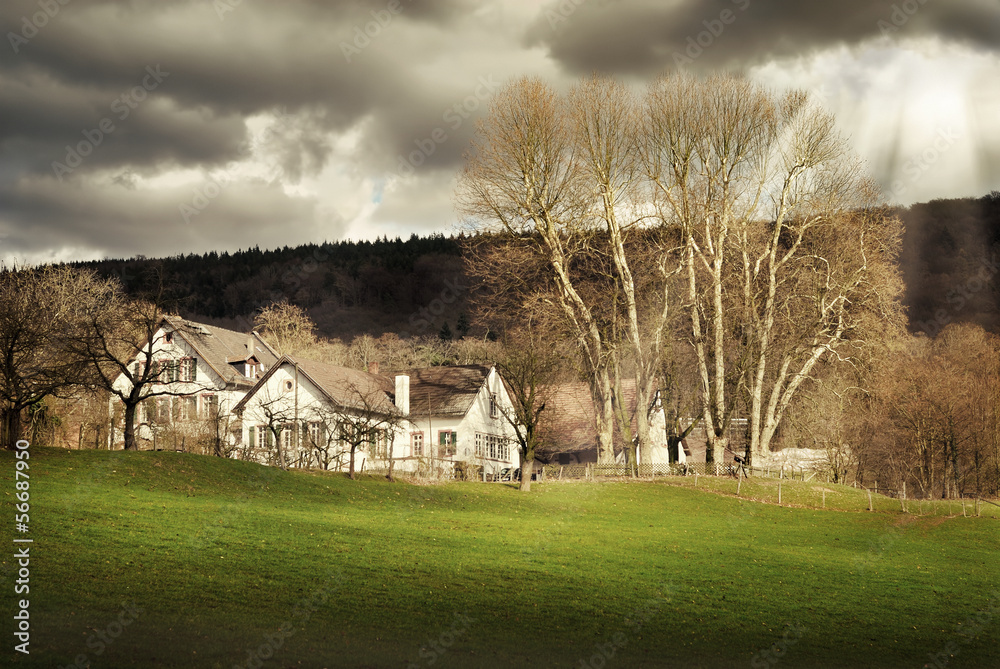 Bauernhof的Landschaft bei dramaticschem Licht