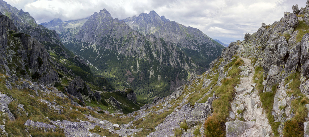 高山小道，山景壮观