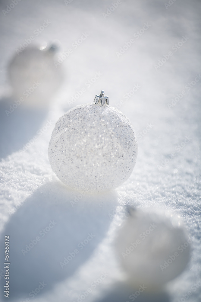 雪地上的银色圣诞球