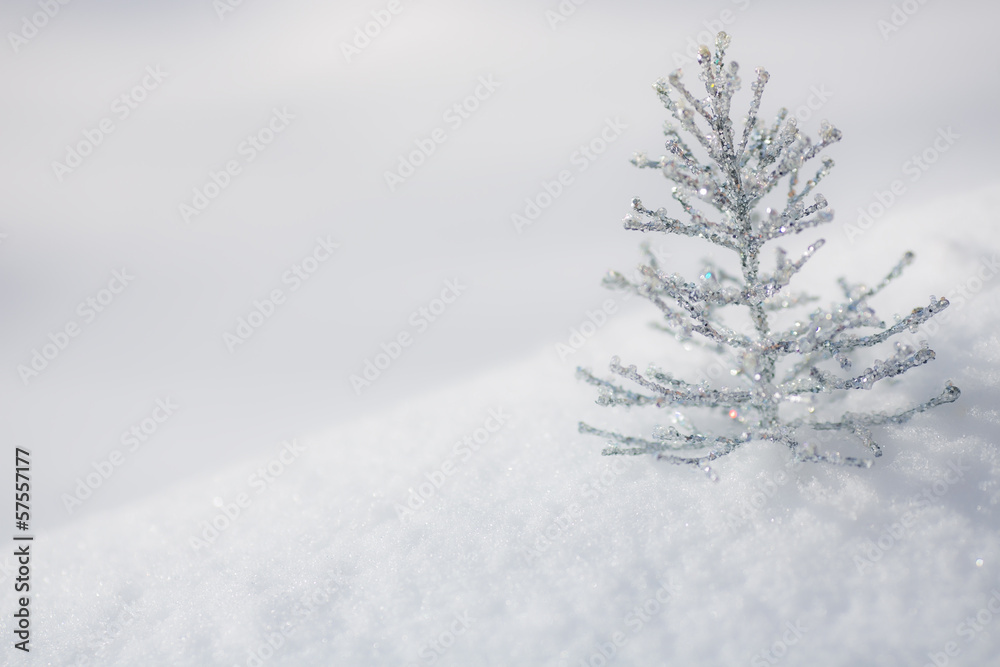 雪地上的银色圣诞装饰