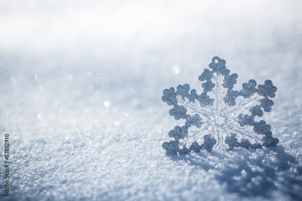 雪地上的银色圣诞装饰