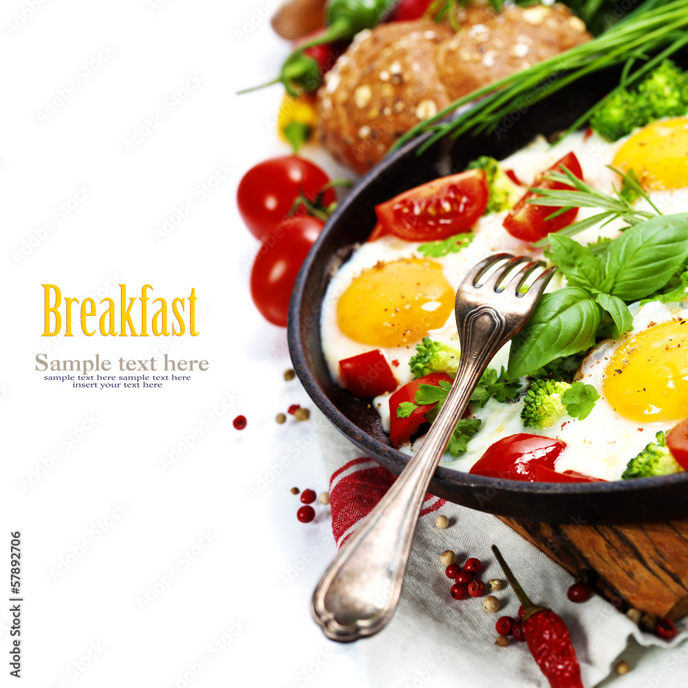 Fried eggs with fresh vegetables