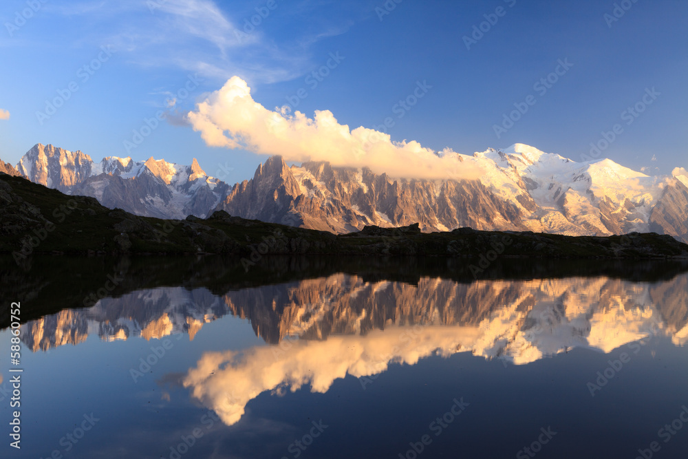 Monte Bianco e Alpi riflesse nel Lago Chesery