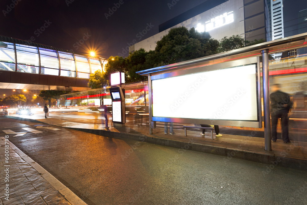 夜间公交车站空白广告牌