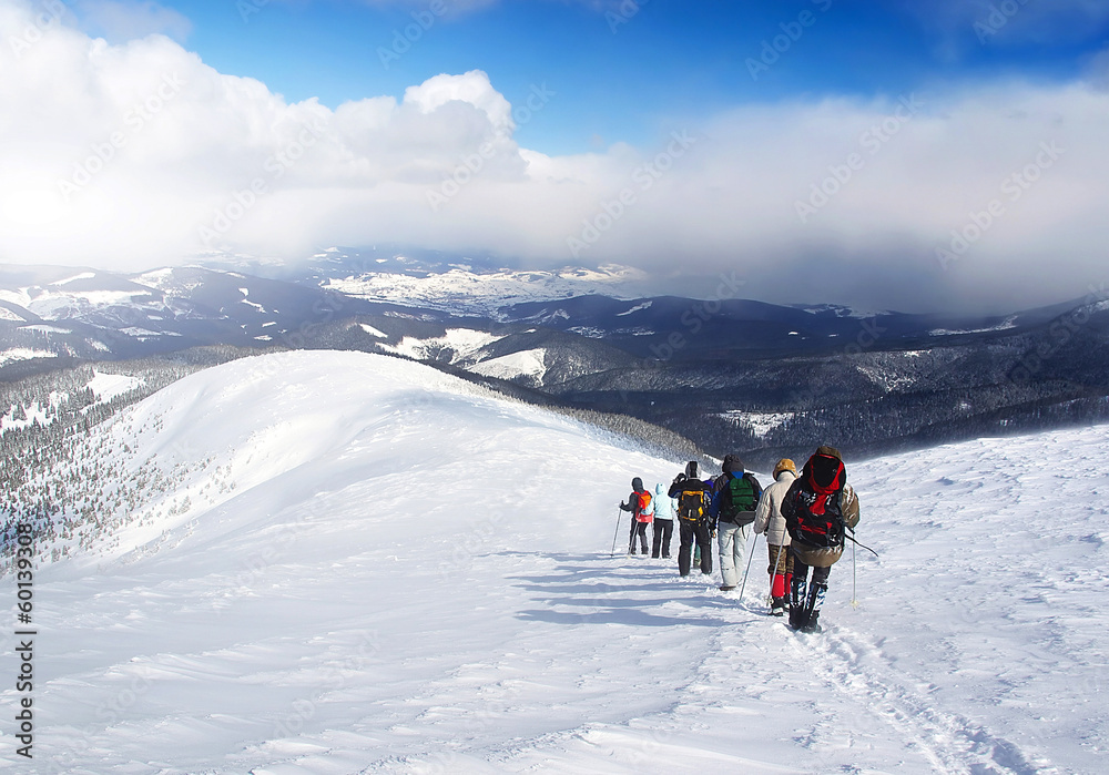 登山旅游团队。积极的生活理念