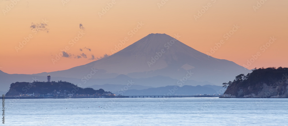 镰仓市相模湾日落时分的富士山