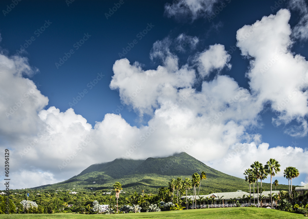 尼维斯峰，加勒比海的火山