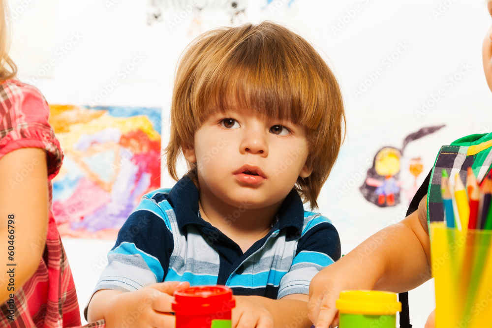 幼儿园里的小男孩