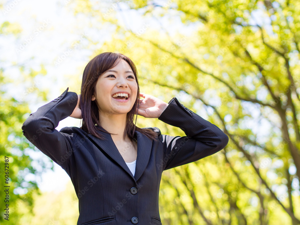 公园里的年轻亚洲女商人