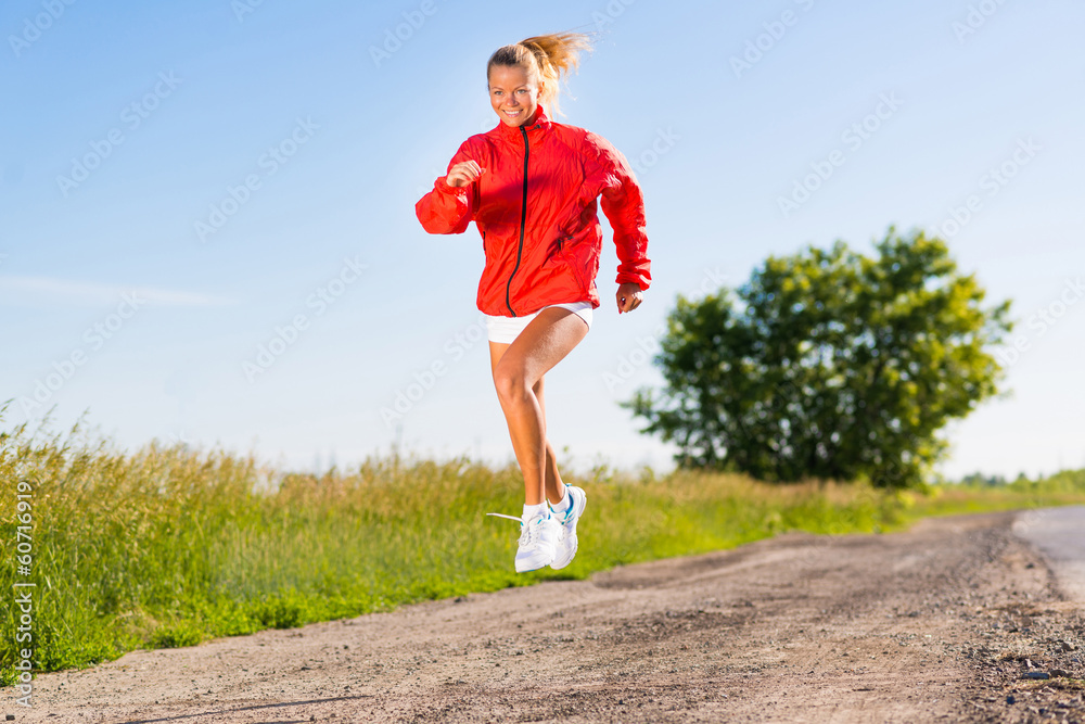 在路上奔跑的年轻运动女性