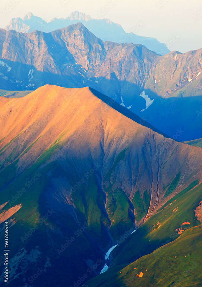 日落时的高山。美丽的风景