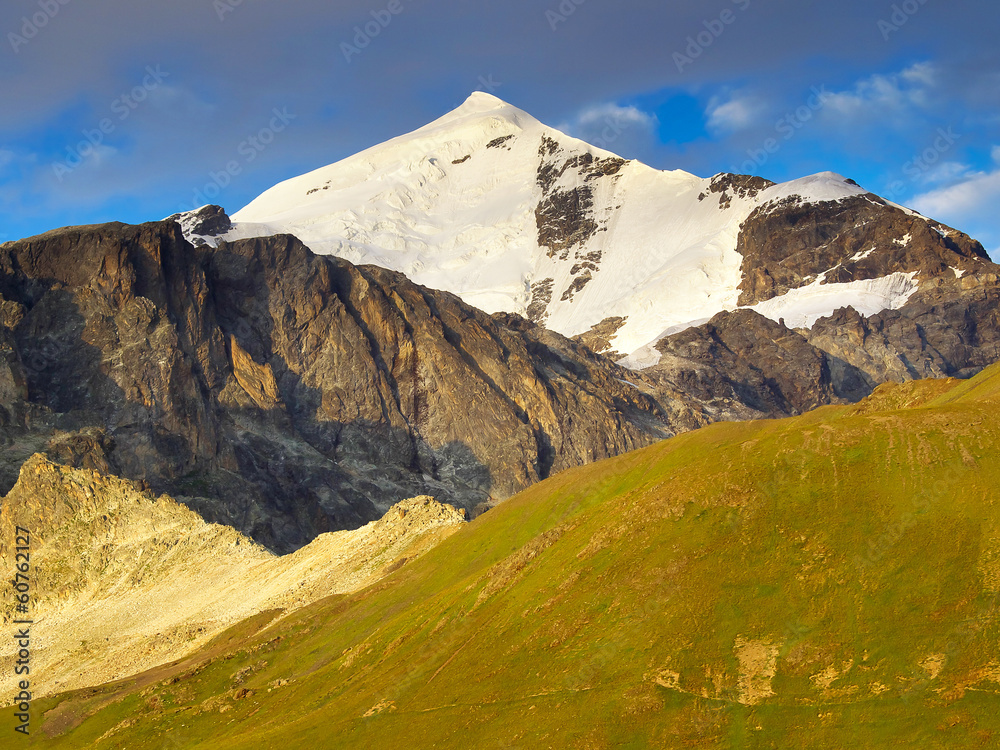 冬天的高山。