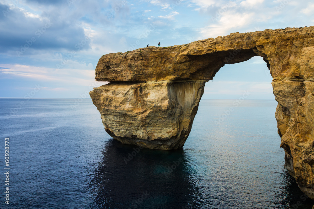 Azure Window，Gozo岛上的天然拱门，天空引人注目