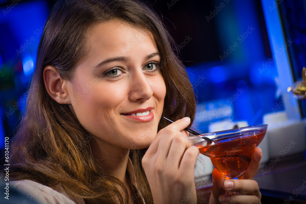 酒吧里的年轻女人