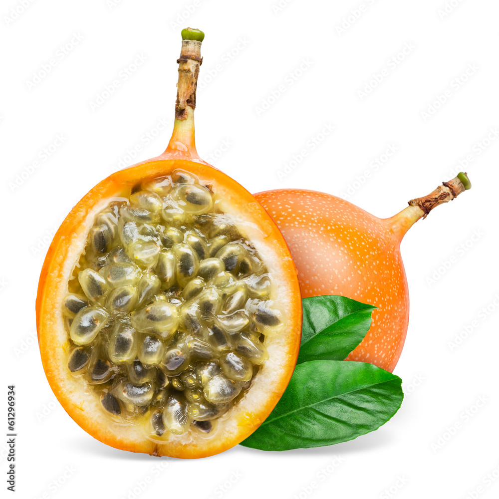 Granadilla。整颗半百香果，叶子孤立