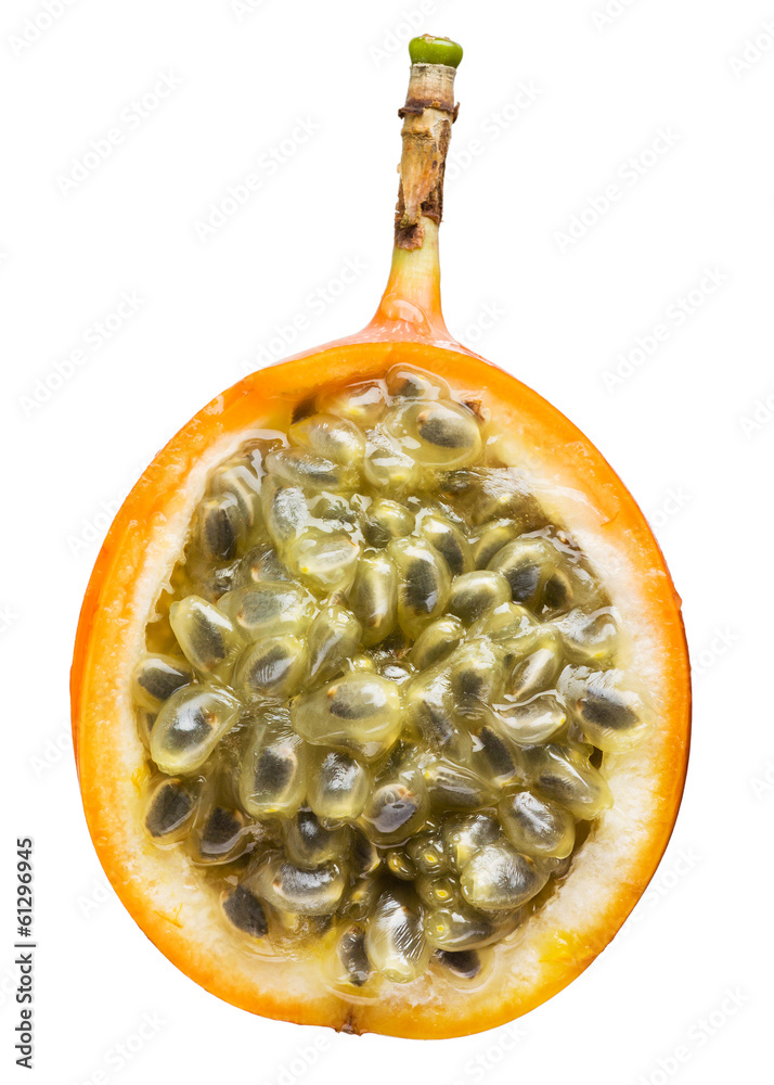 Granadilla。一半的百香果被隔离在白色上