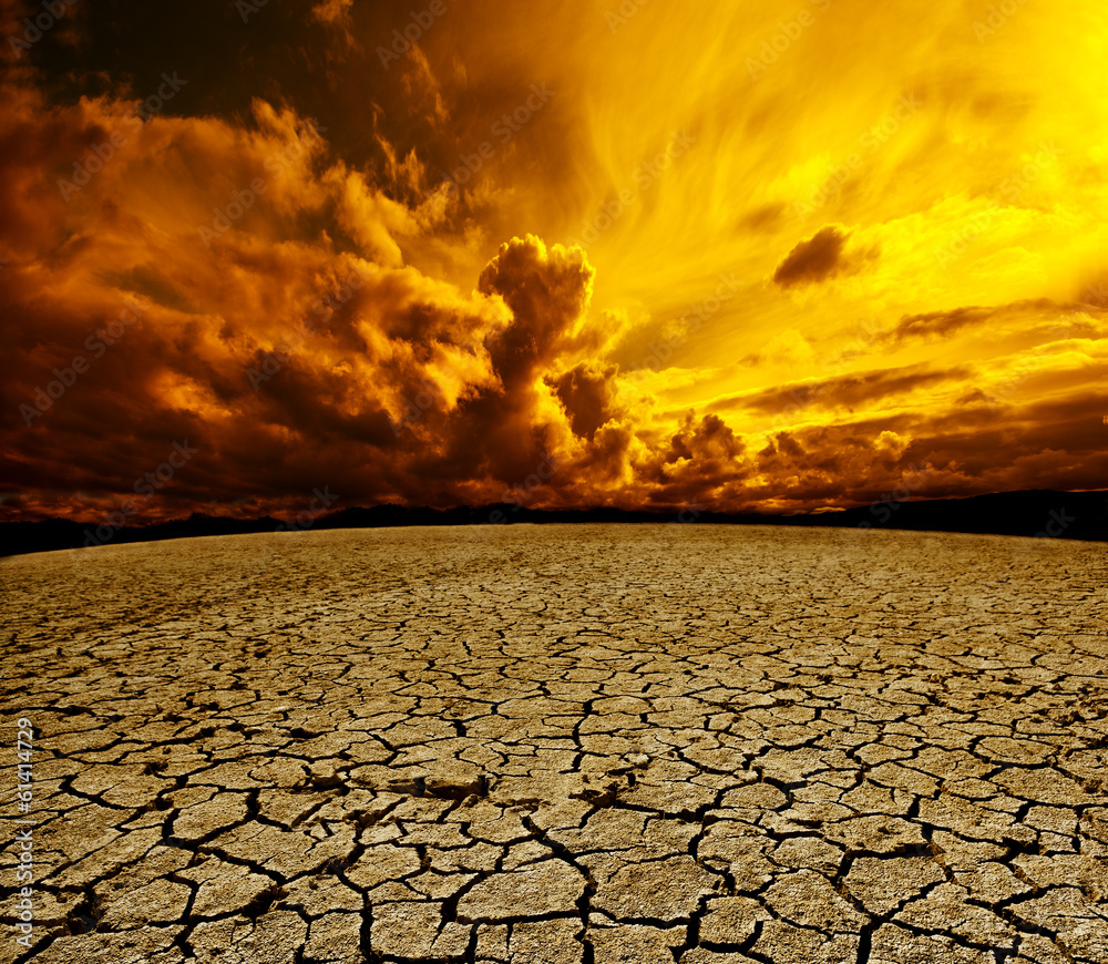 Paisaje desertico.Cielo nuboso y suelo agrietado