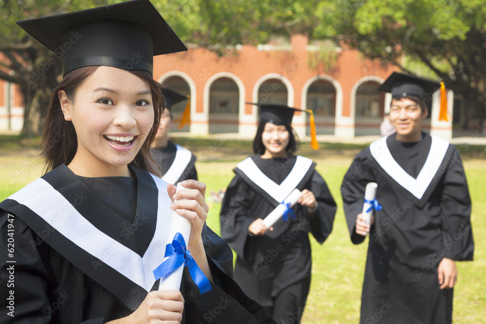 与同学一起毕业并持有文凭的女大学生