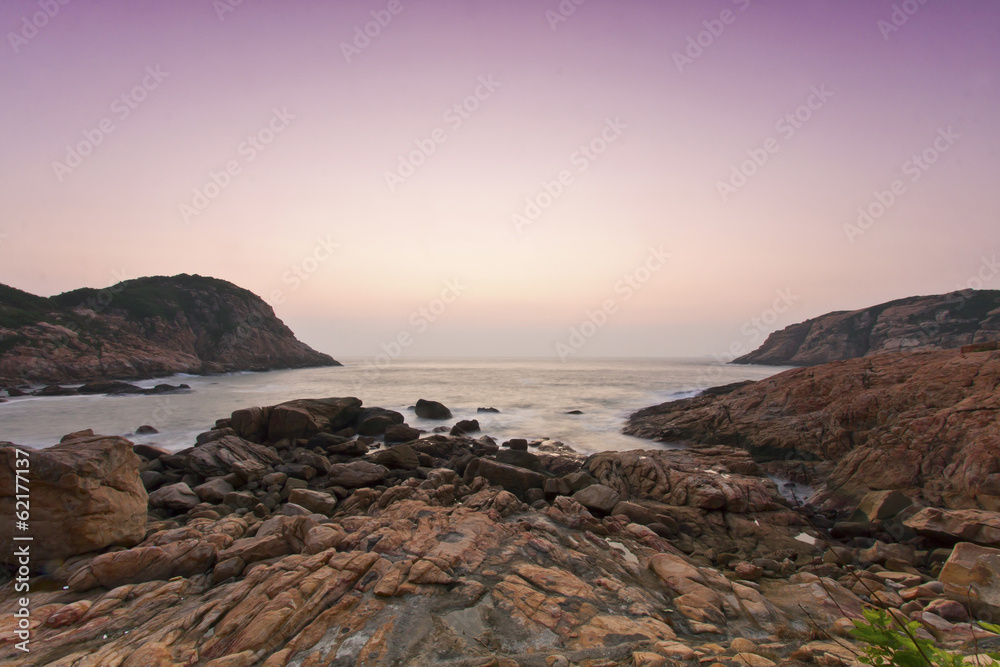 日出岩石海岸线