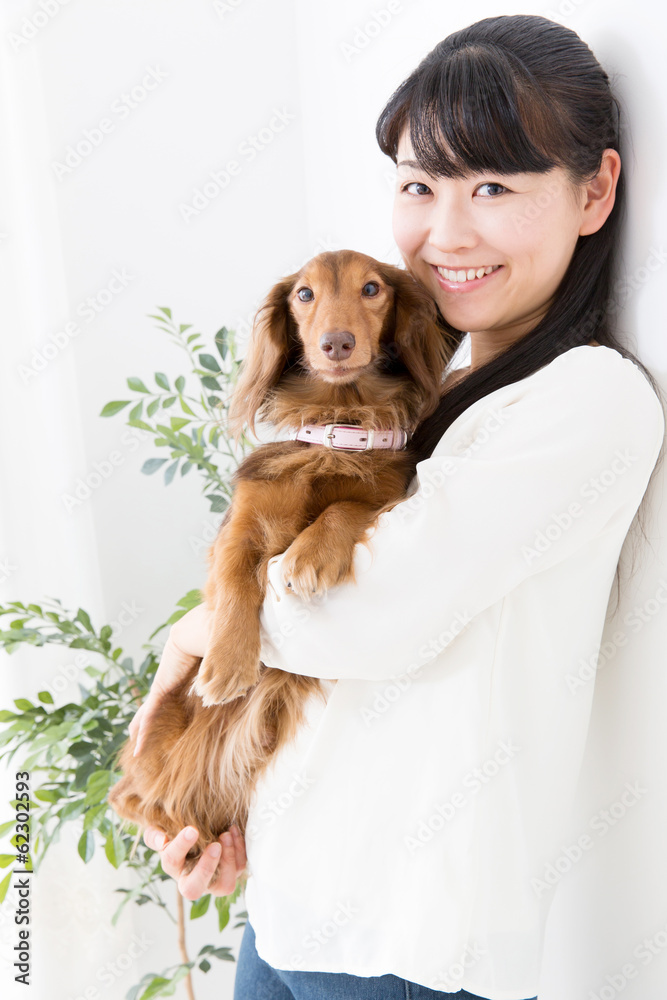 年轻的亚洲女人和狗的生活方式形象