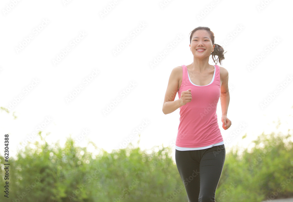 在山路上跑步的健身女跑步者