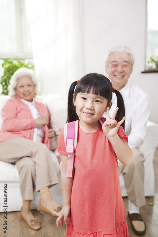 。一对有孙女的老年夫妇。