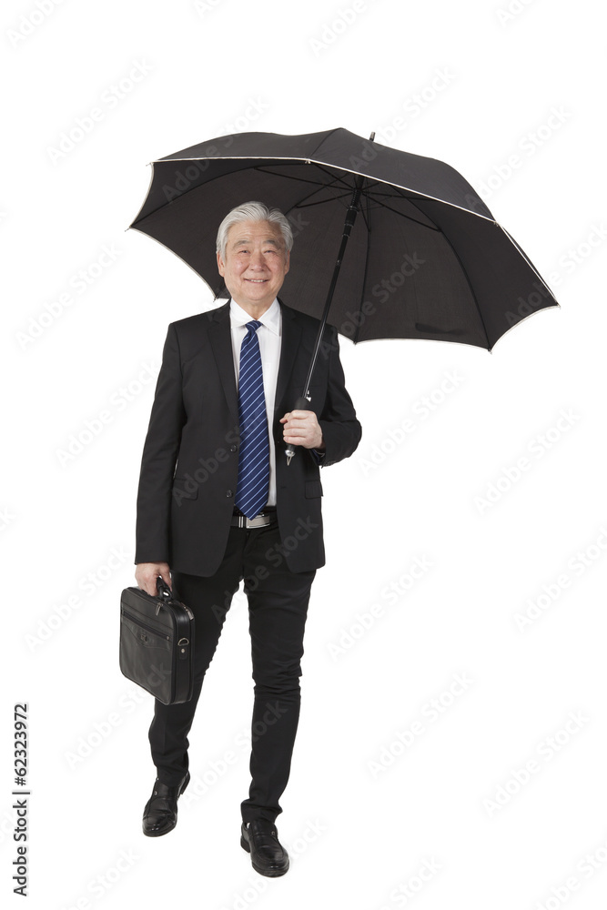 。带着公文包和雨伞的资深商人。