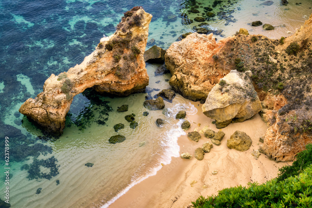 Felsiger Strand mit klarem Wasser