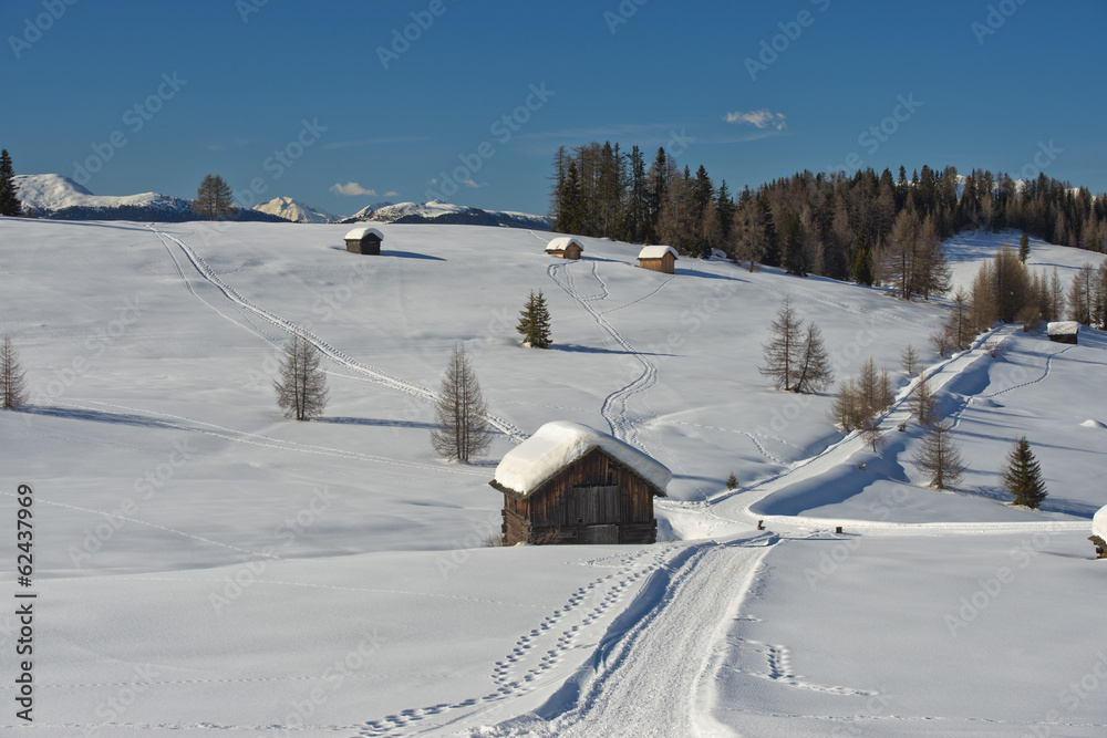 冬日雪地背景下的木屋