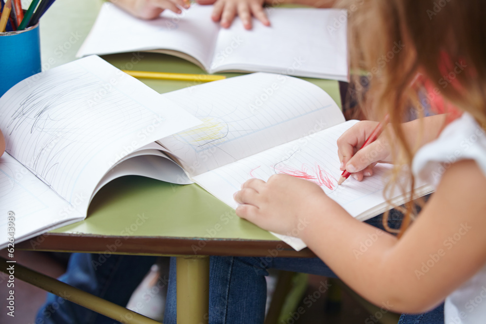 Kinderhände malen mit Stift