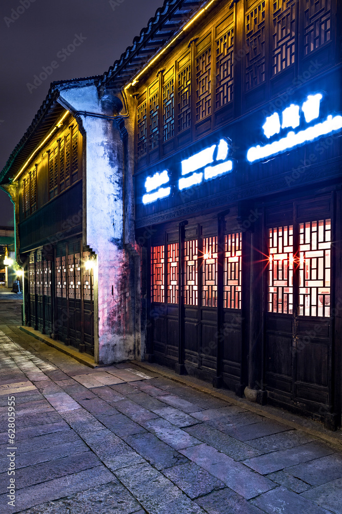 临河传统建筑夜景