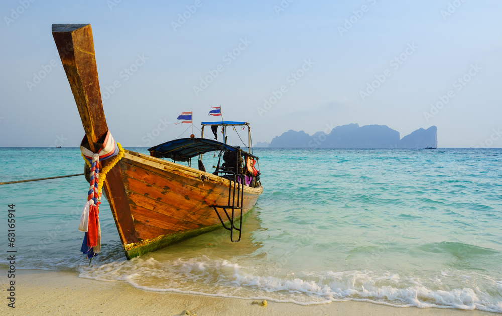 传统的长尾船在Koh Phi Phi Don岛，甲米，T