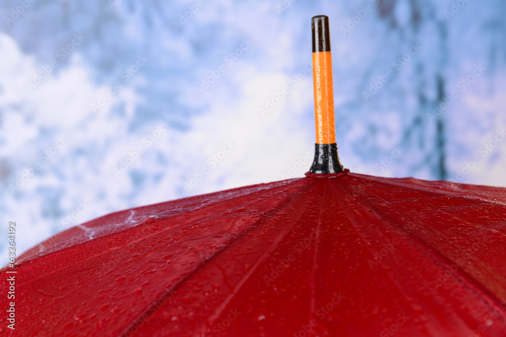 明亮背景下的红色雨伞