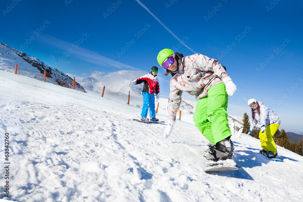 朋友和一个人在滑雪板下坡