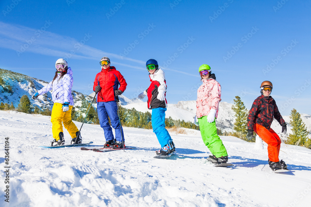 滑雪运动员和单板滑雪运动员站成一排