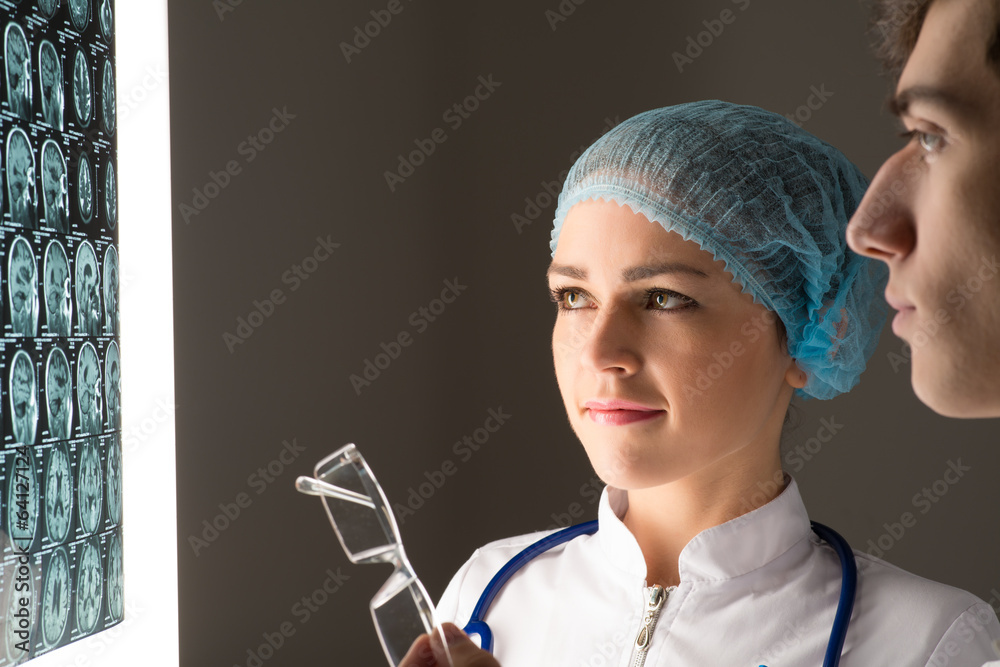 medical colleagues confer near the x-ray image