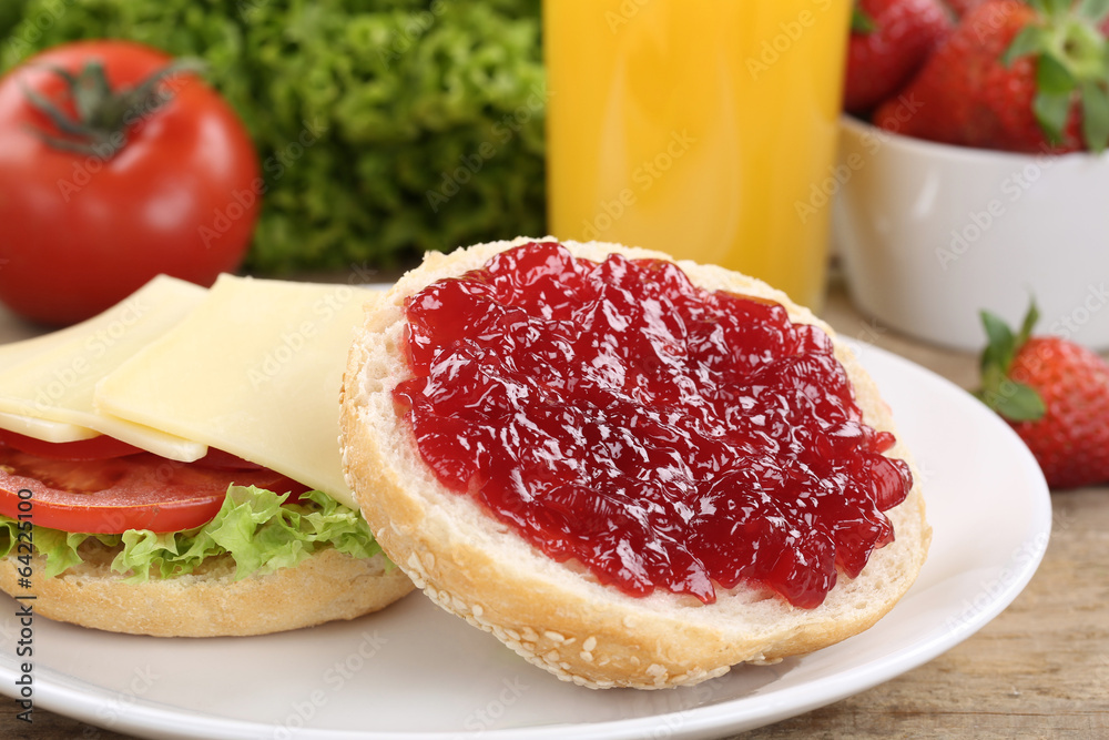 Gesundes Frühstück mit Brötchen, Marmelade und Orangensaft