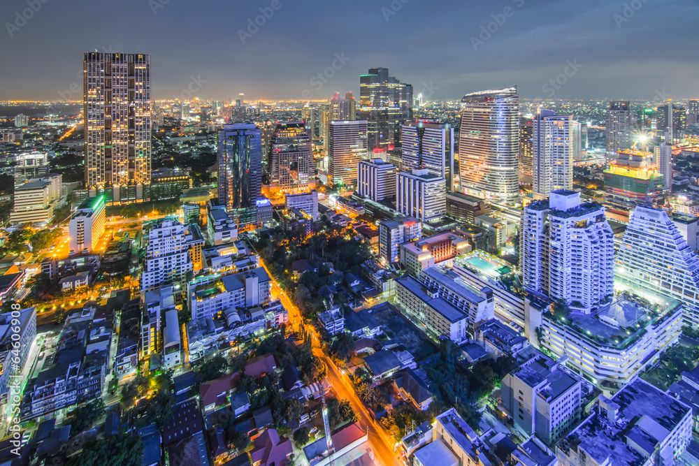 曼谷城市景观。商业区的曼谷夜景。