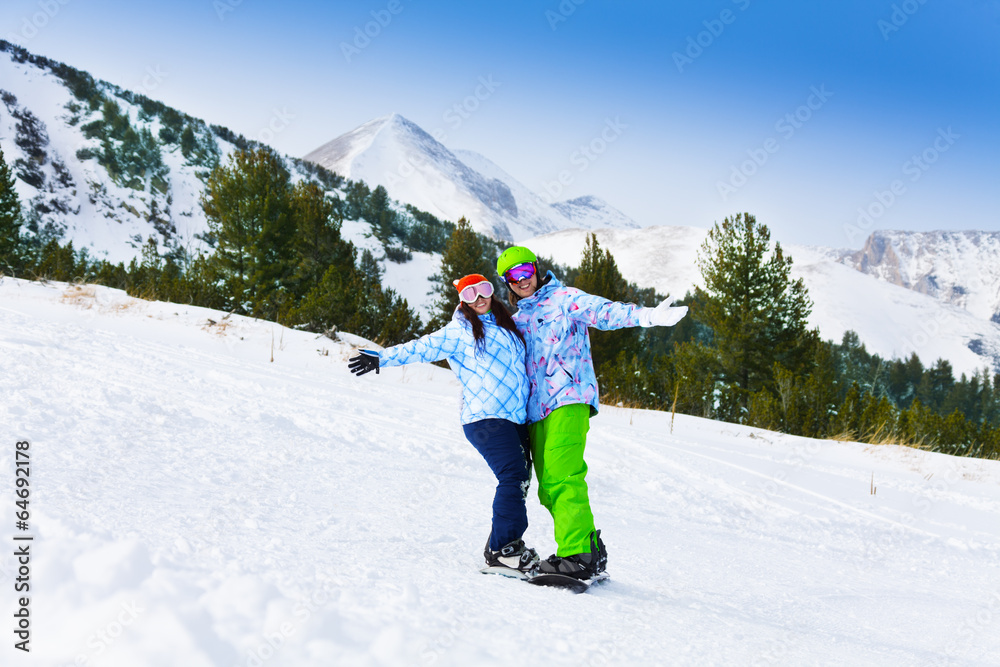 两个滑雪板运动员站得很近