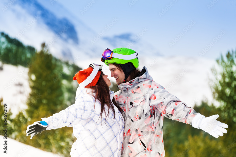 戴着滑雪面罩的情侣幸福地看着对方