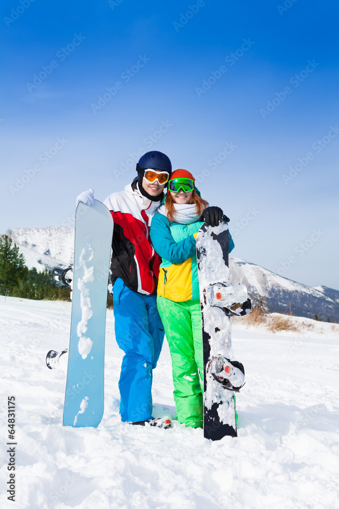 戴着滑雪面罩的微笑情侣站在一起