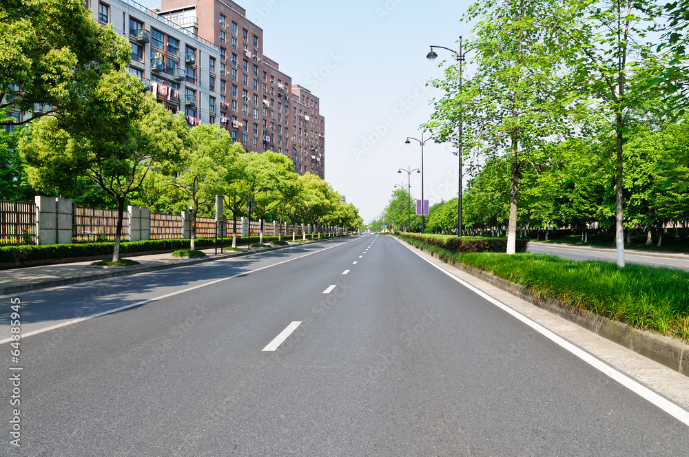 安静的城市郊区道路。