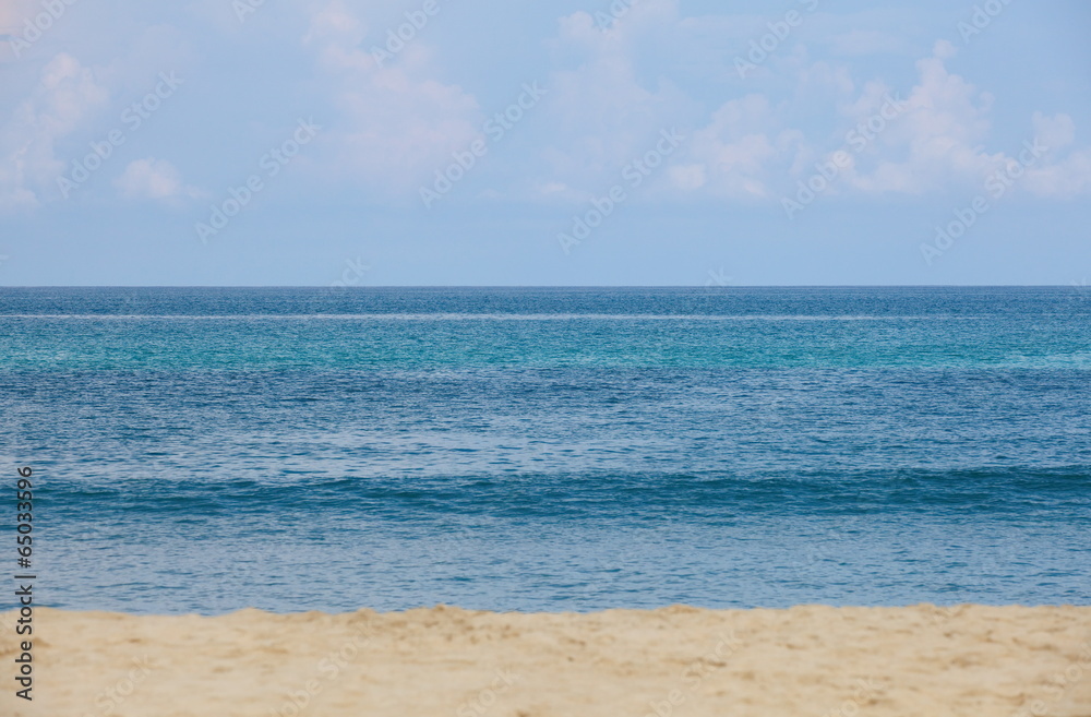 蓝天、大海、美丽海滩的夏日背景