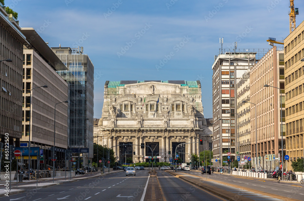 Via Vittor Pisani leading to Milano Centrale station