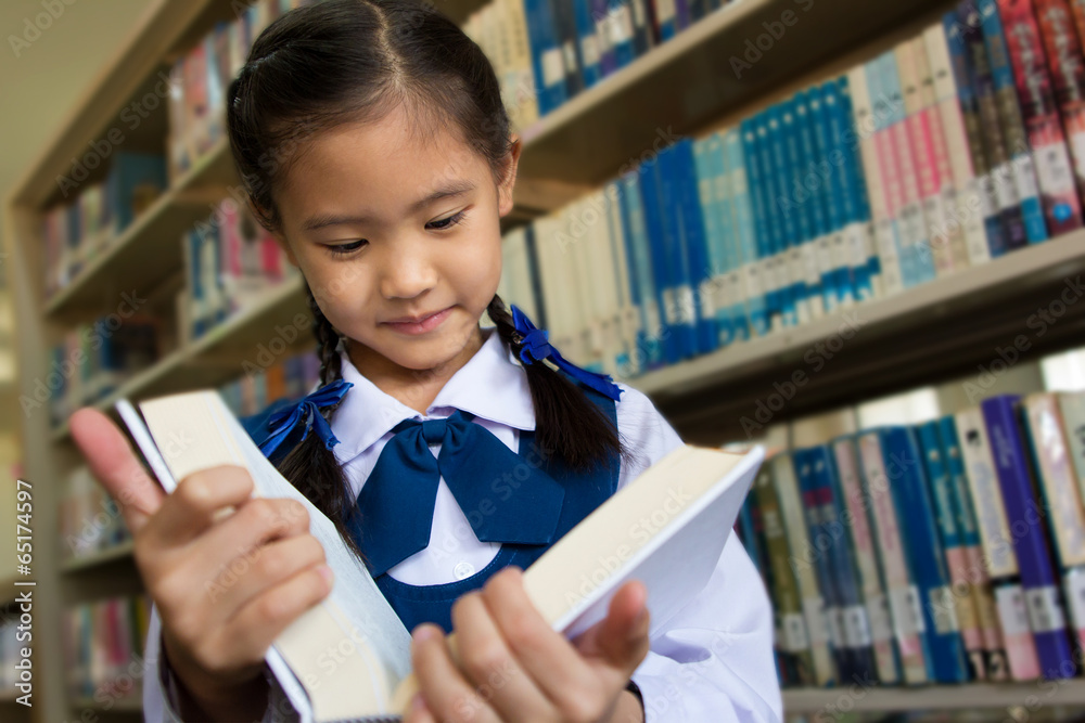 亚洲小学生在图书馆看书