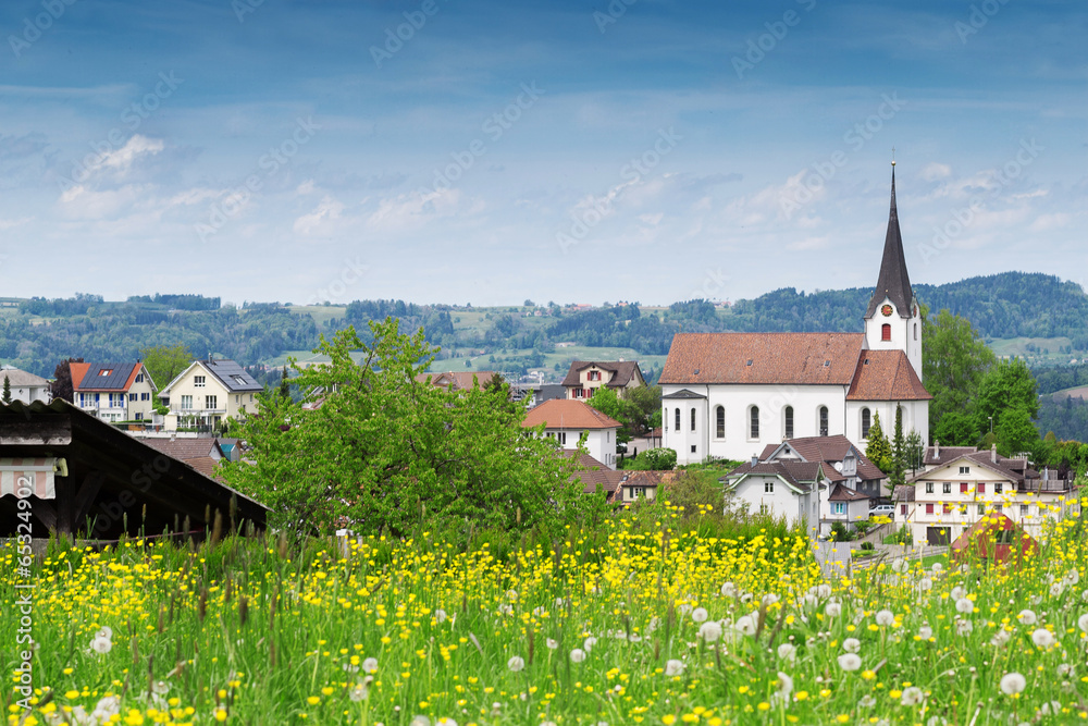 Schweizer Dorf im Frühling