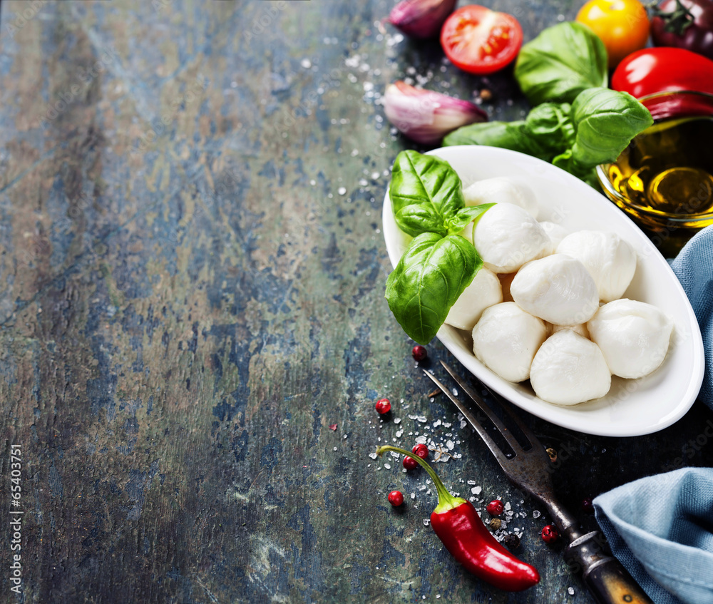 Mozzarella with tomatos and basil leaves