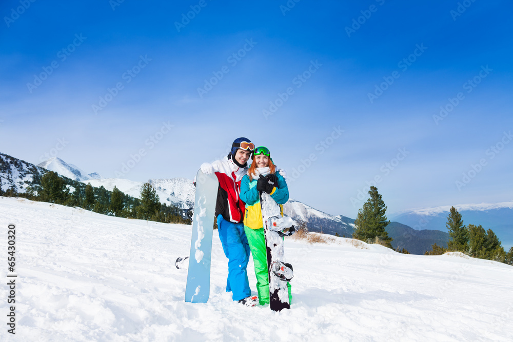 戴着滑雪面罩的幸福情侣站在一起